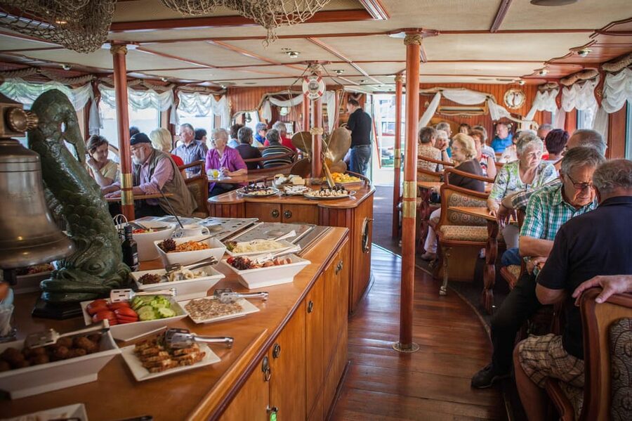 Prague: Vltava River Evening Dinner Cruise - Old Town and the city lights