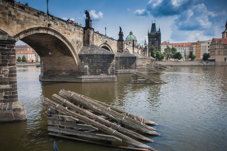 Prague: Vltava River Evening Dinner Cruise - Prague Castle and Lesser Town after sunset