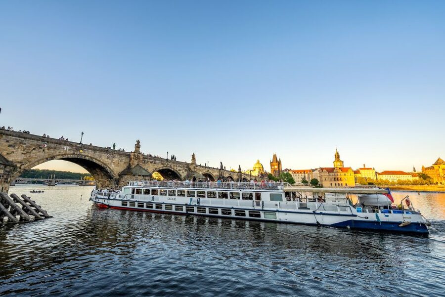 Prague: Vltava River Night Cruise with Buffet - Dinner with Czech comfort food