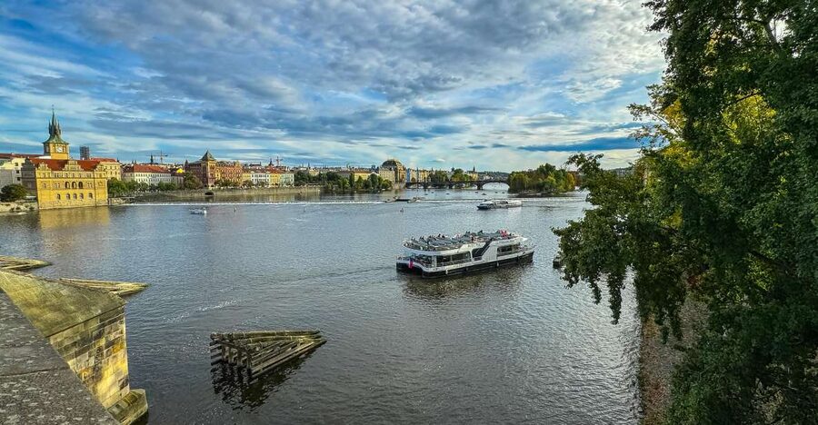 Prague: Vltava River Sightseeing Cruise - Prague Castle from the water