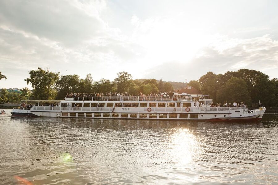 Prague: Vltava River Sightseeing Cruise - Drinks, snacks, and service on board