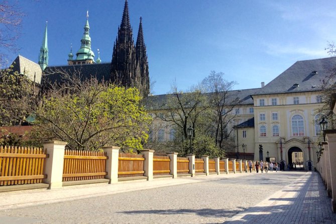 Prague Walking Tour in German: Old Town and Prague Castle - What the guides add to the experience