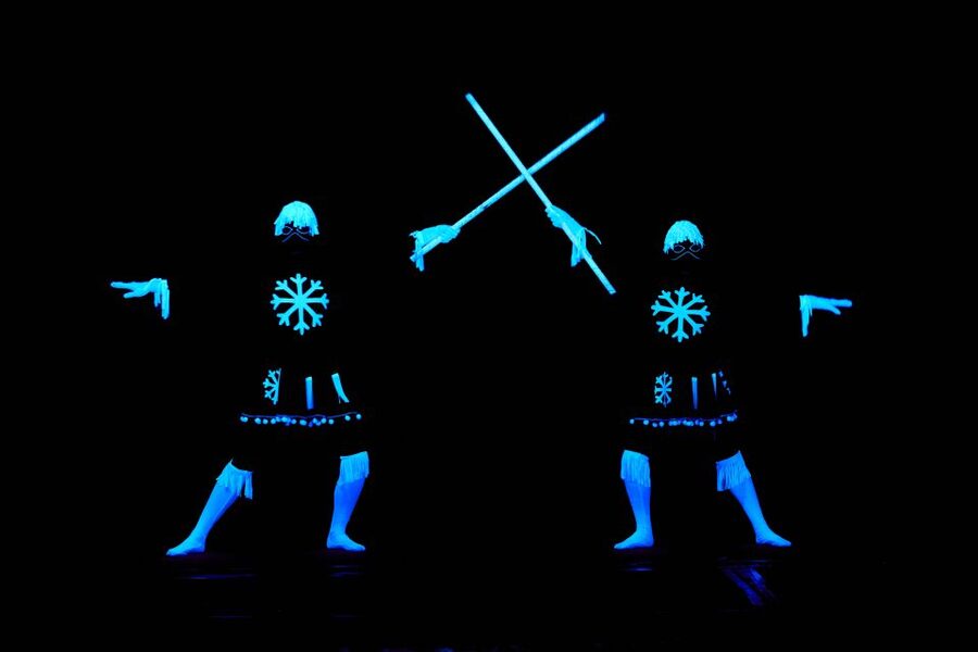 Prague: WOW Show Black Light Theater - The interactive part is more than a few waves