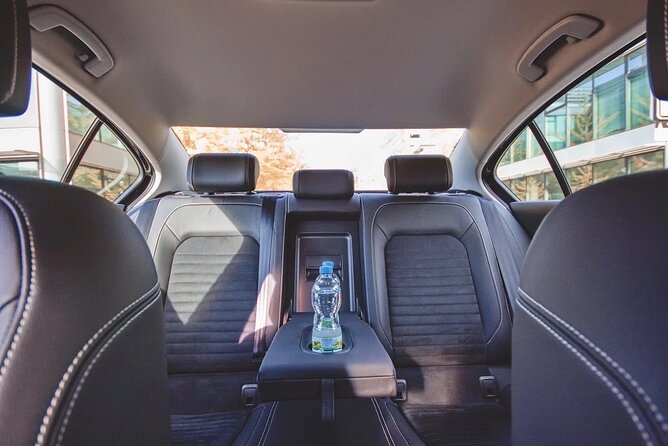 Private ARRIVAL Transfer by LIMOUSINE 3+1pax - A calm first half-hour in Prague