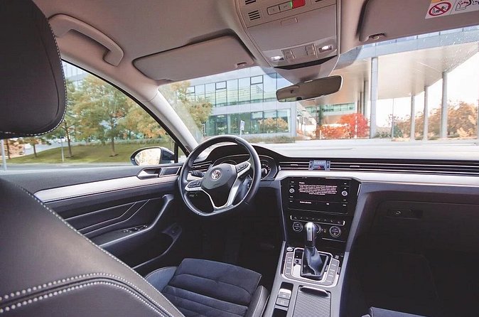 Private ARRIVAL Transfer by LIMOUSINE 3+1pax - Late flights, missed connections, and communication