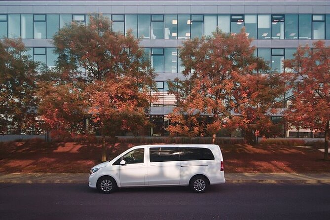 Private ARRIVAL Transfer by MINIVAN Mercedes Vito 8+1pax - A calm first hour at Václav Havel Airport