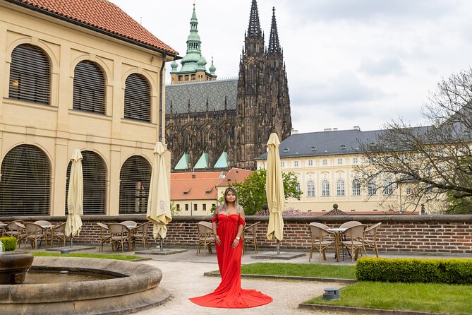 Private Photoshoot Tour in Prague - Posing help for families, couples, and solo visitors