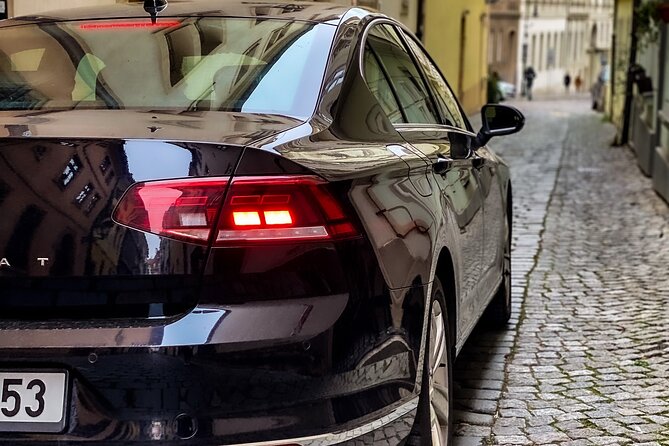Private ROUND-TRIP (FROM and TO the AIRPORT) by LIMOUSINE 3+1pax - The car, the luggage, and the so-called limousine