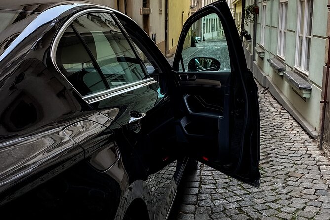 Private ROUND-TRIP (FROM and TO the AIRPORT) by LIMOUSINE 3+1pax - Price and value for a group of three