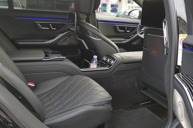 Private Transfer from Prague Airport to Prague City Hotels 1 - 3 pax - The small extras that make the ride useful