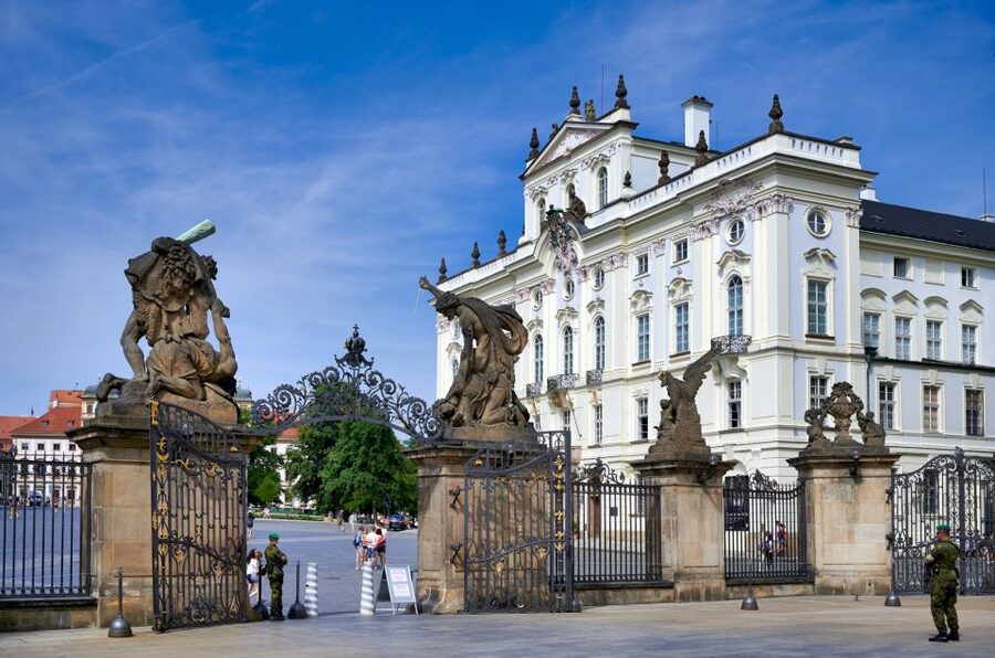 Skip-the-line Lobkowicz Palace Private Tour & Concert - What the private transport adds