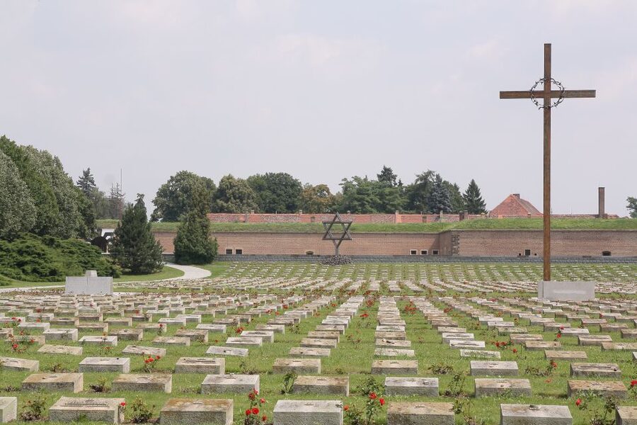Terezin: Guided Tour of the Concentration Camp and Museum - Thirty minutes of free time