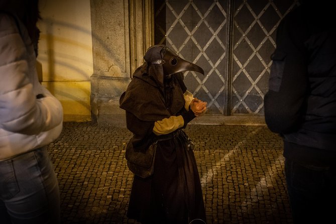 The Plague Doctor of Prague - Walking effort, group size, and timing