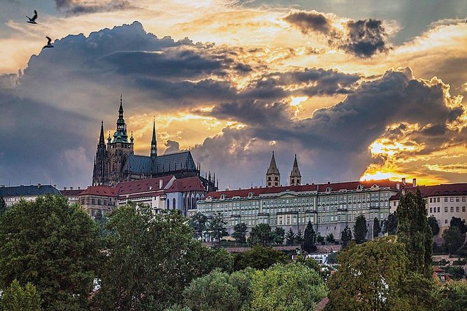 VIP Private tour Prague: Castle, Lunch, Beer, Boat - A six-hour introduction to Prague with food and a boat ride
