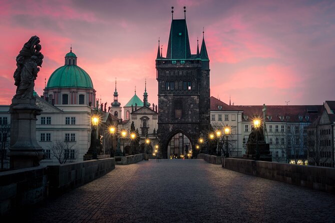VIP Tour: Professional photos - You and Prague Best Monuments - Old Town Square: the classic final scene
