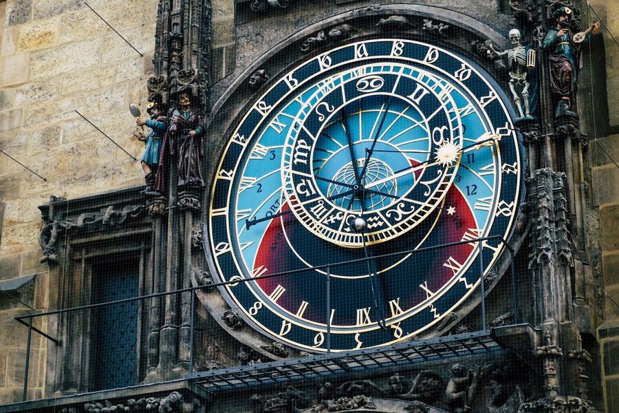 Walking tour of Prague in french: Old Town & Charles Bridge - Old Town Square and the arguments carved in stone